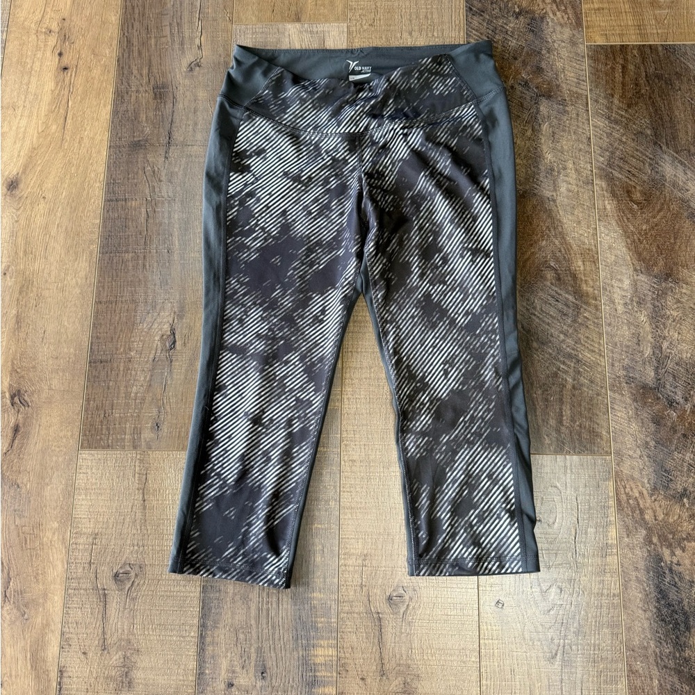 Old Navy Active Womens Go-Dry Capri Leggings Black White Stripe Print Large L